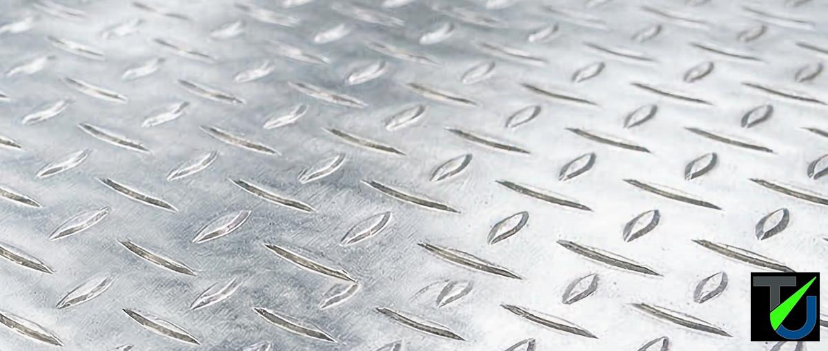 Gereinigte Metalloberfläche – glänzend und präzise